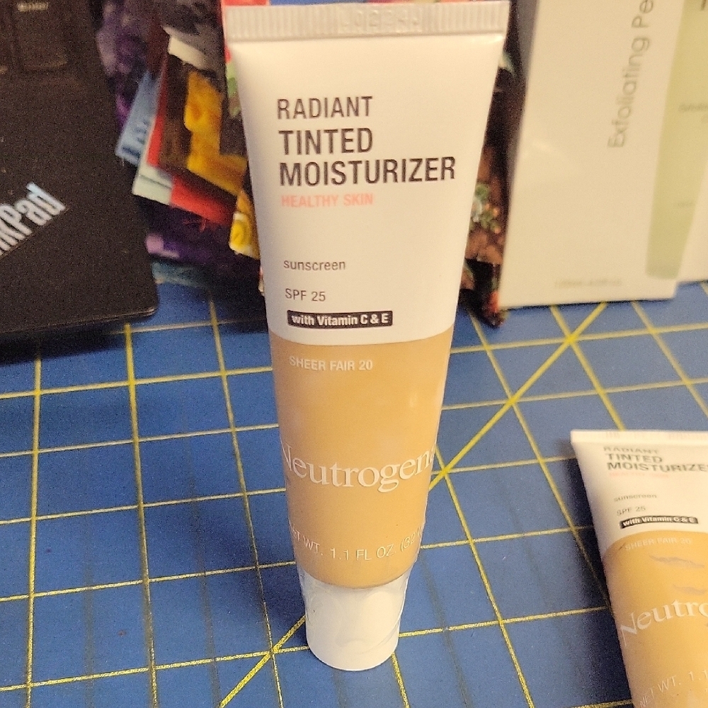 Neutrogena Radiant Tinted Moisturizer SPF 25 - Sheer Fair 20 New Tube
